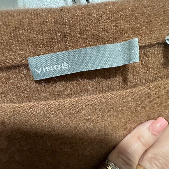 Vince 100% Cashmere Bateau Neckline Sweater Caramel Size Large - Picture 4 of 5
